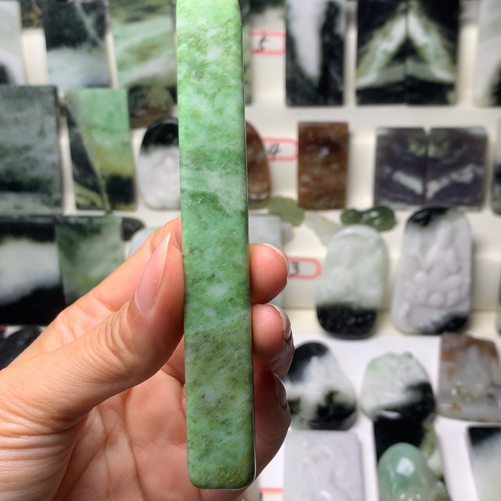 独山玉未镶嵌颈饰