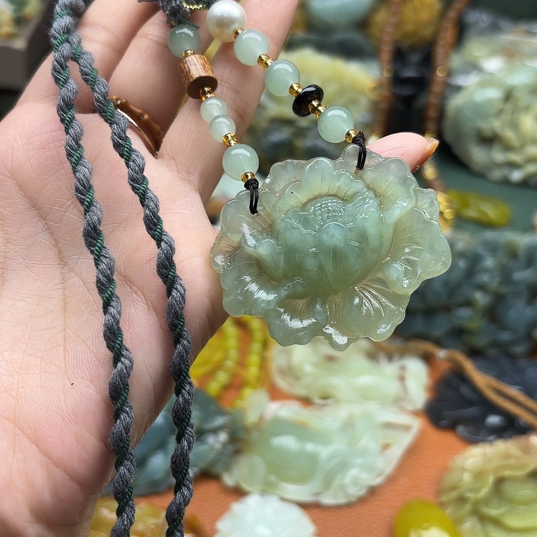 蛇纹石玉未镶嵌吊坠