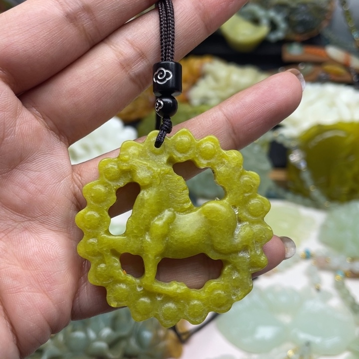 蛇纹石玉未镶嵌颈饰
