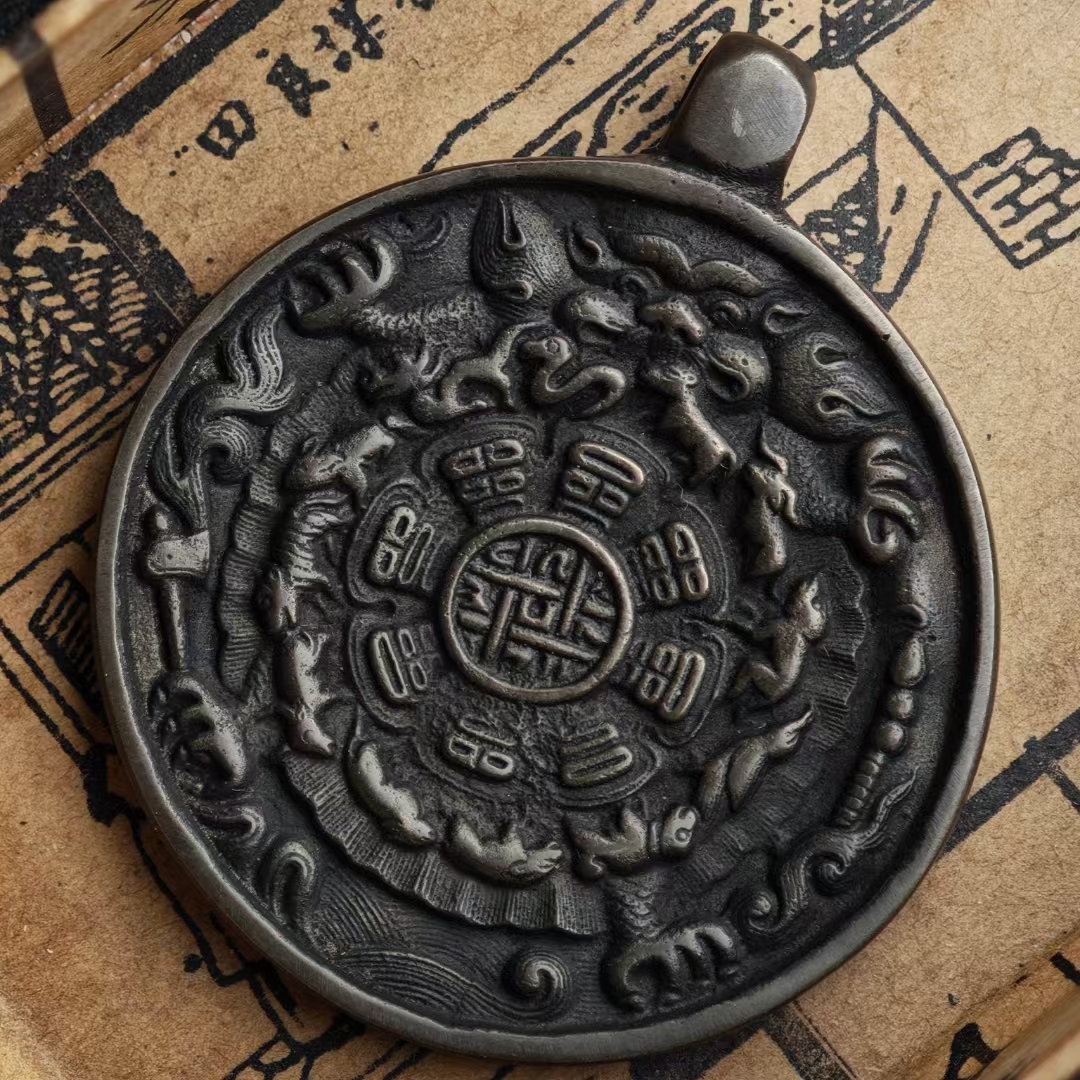精品藏传九宫八卦牌麟甲熊白立马铜加银42cm左右