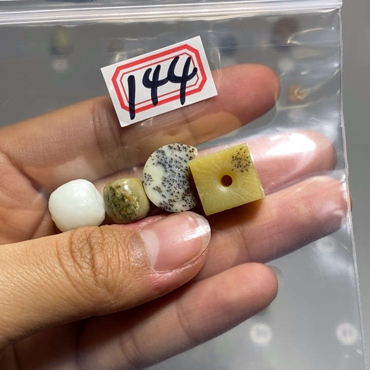 蛇纹石玉颈饰未镶嵌茜