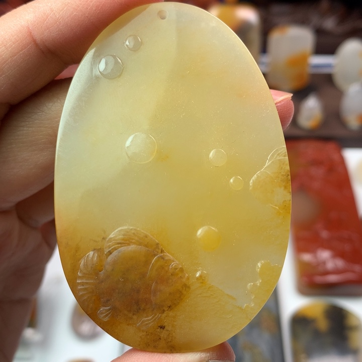 石英质玉（黄龙玉）颈饰未镶嵌