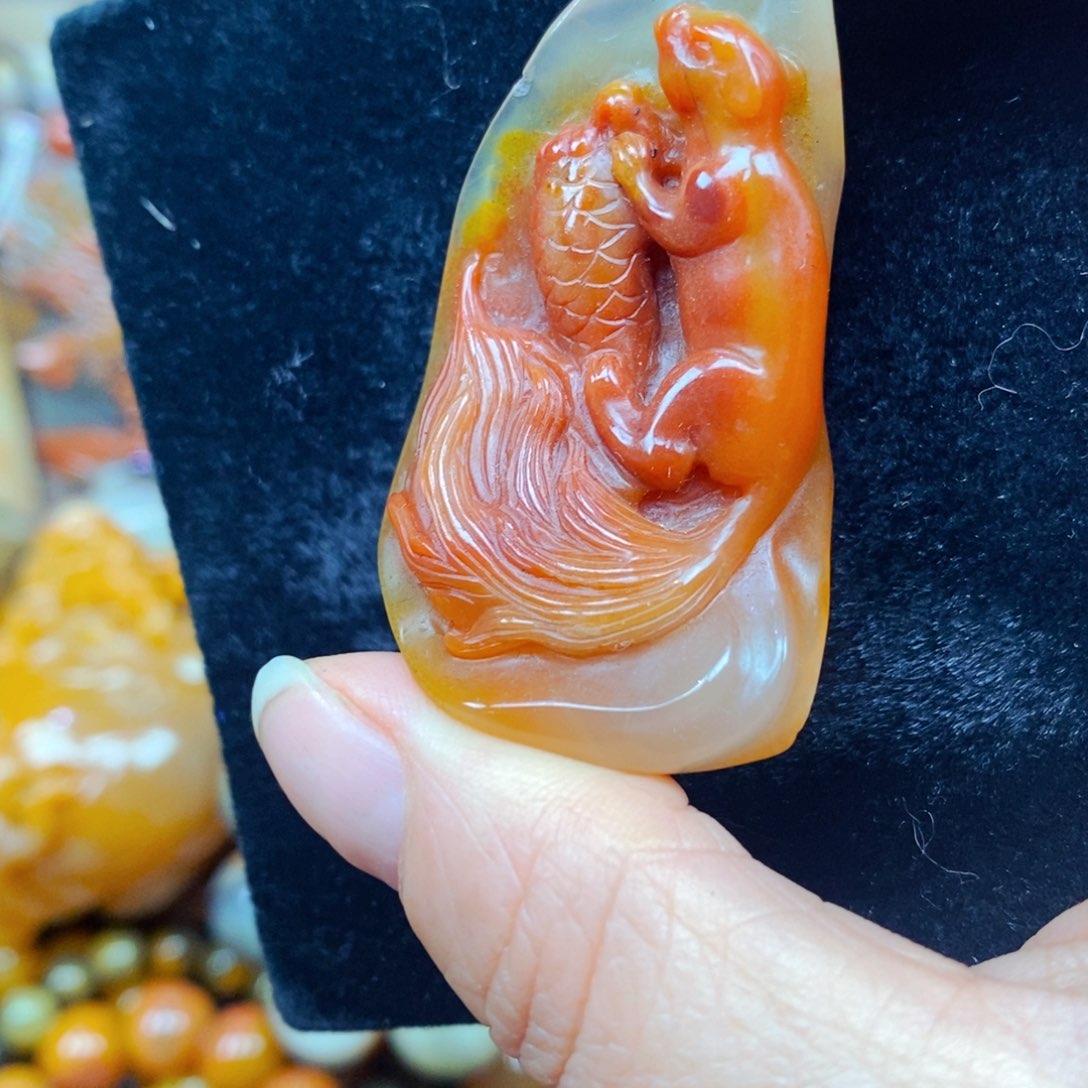 未镶嵌石英质玉（黄龙玉）颈饰