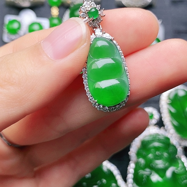 翡翠颈饰未镶嵌福豆