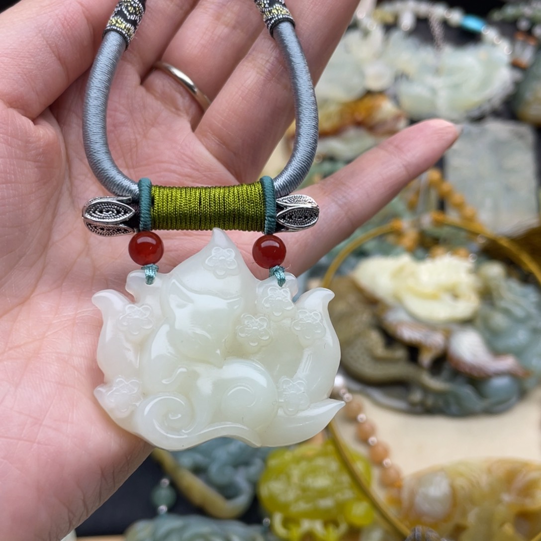 蛇纹石玉颈饰未镶嵌