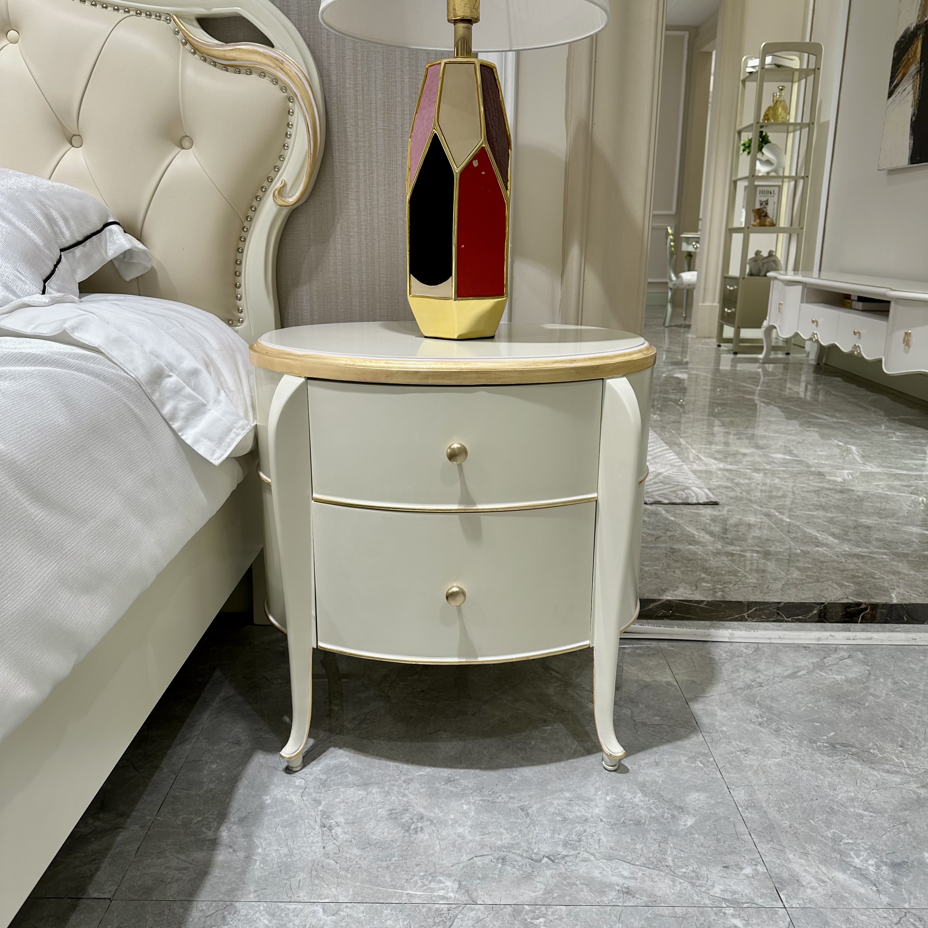 美式轻奢实木床头柜高脚款烤漆工艺雕花框架结构