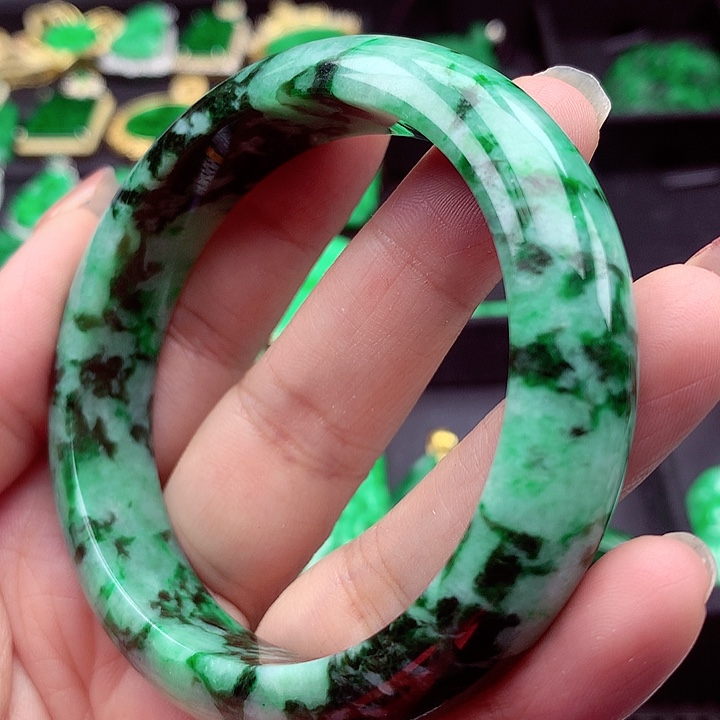 翡翠手镯未镶嵌翡翠