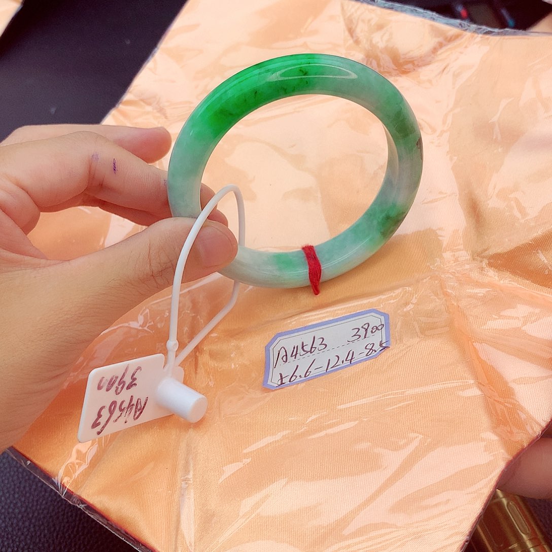 翡翠手镯未镶嵌翡翠