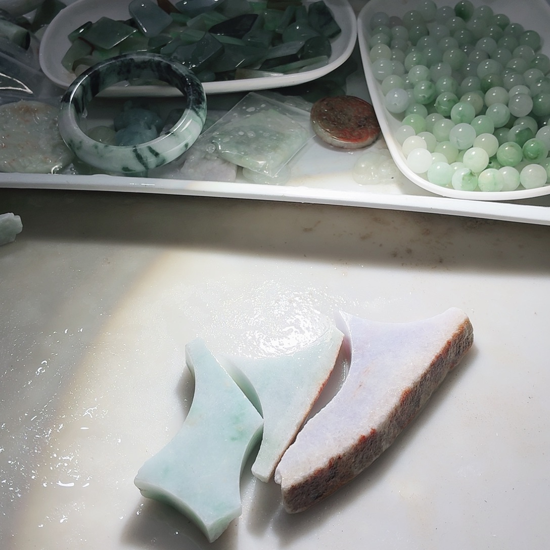 翡翠未镶嵌颈饰边角料