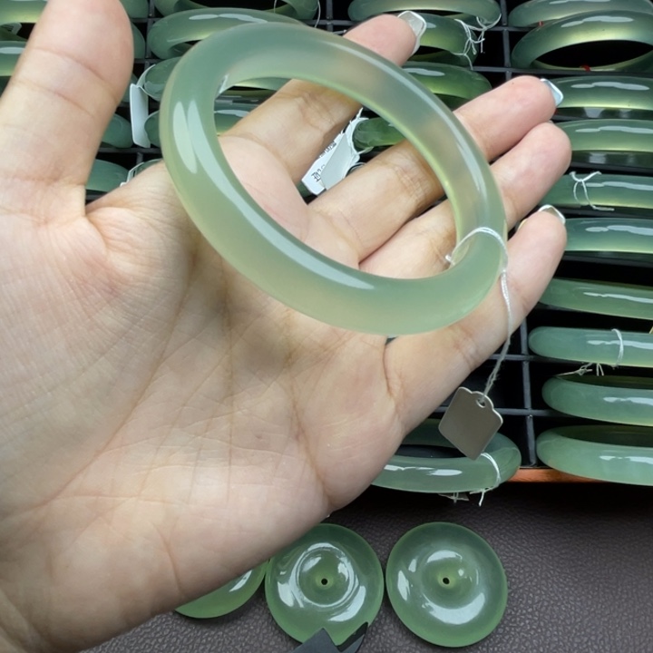 小***妮蛇纹石玉未镶嵌颈饰