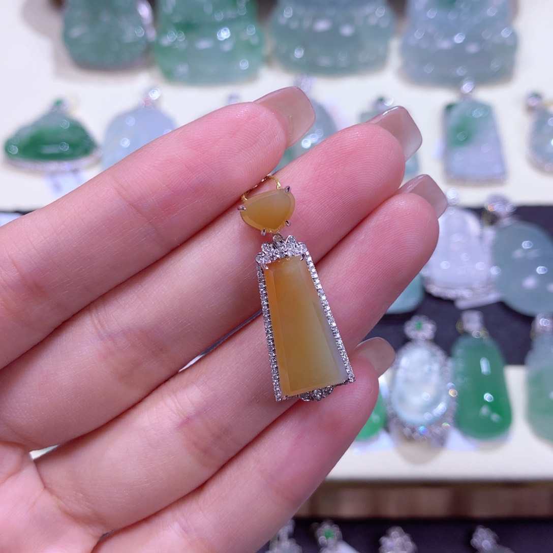 翡翠颈饰18K金镶嵌?*疏无事牌