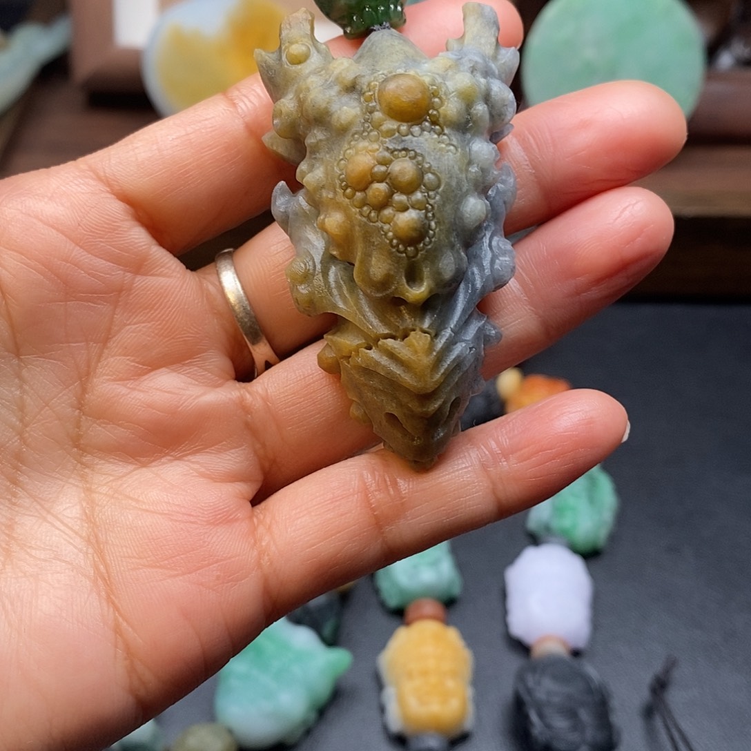 东***岸定制翡翠未镶嵌毛货抛光