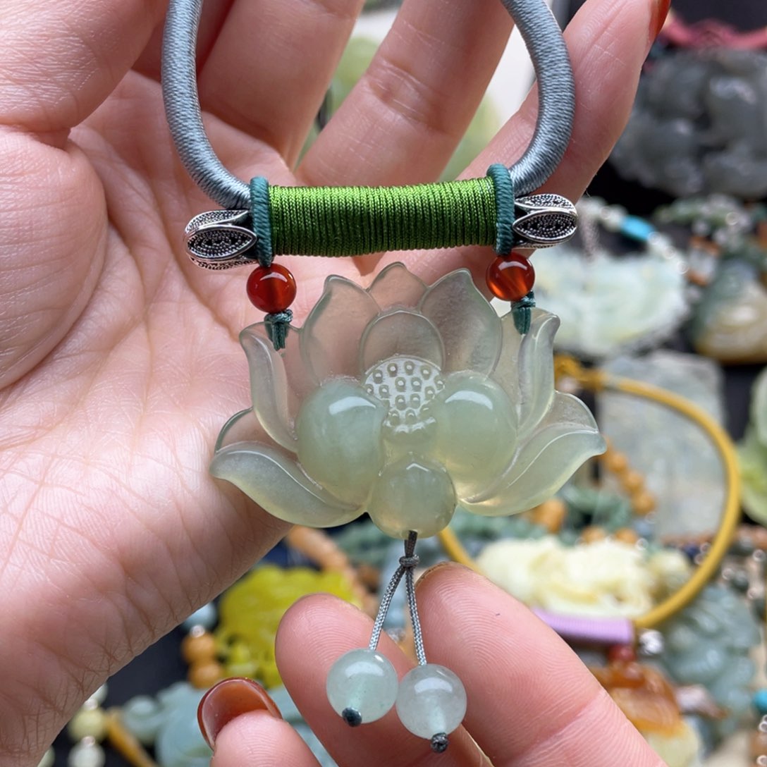 蛇纹石玉颈饰未镶嵌