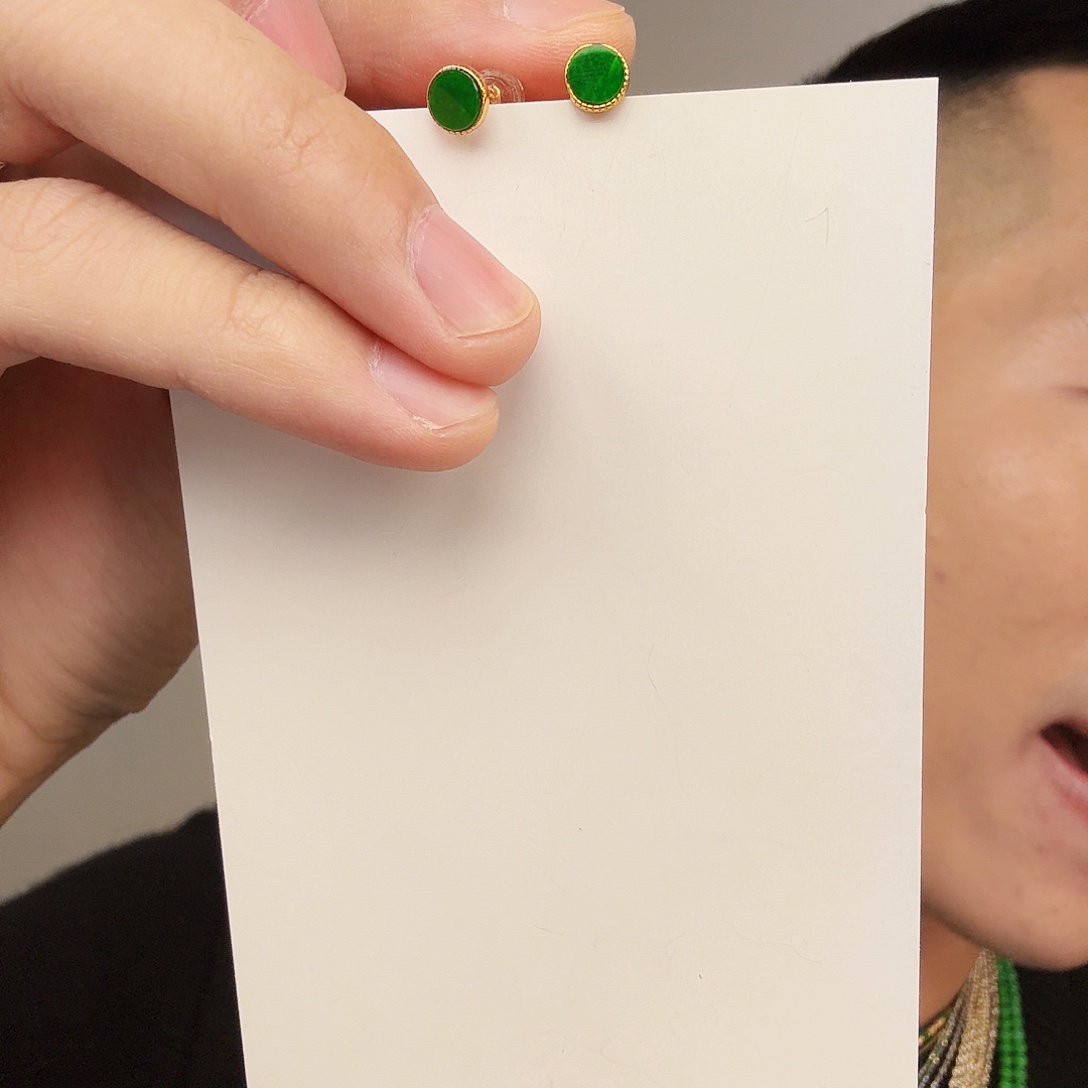 翡翠未镶嵌颈饰一对