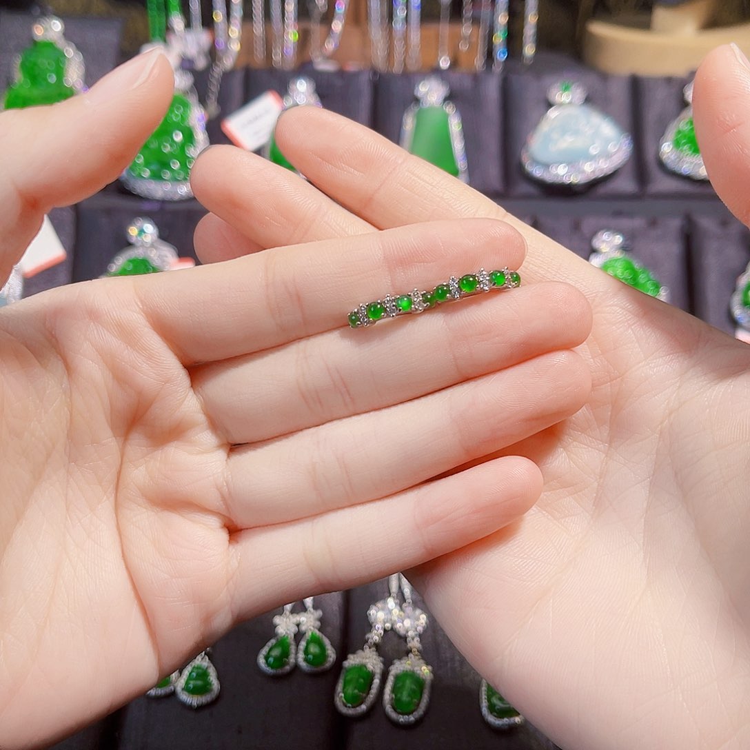 翡翠颈饰银S925镶嵌以****?耳钉