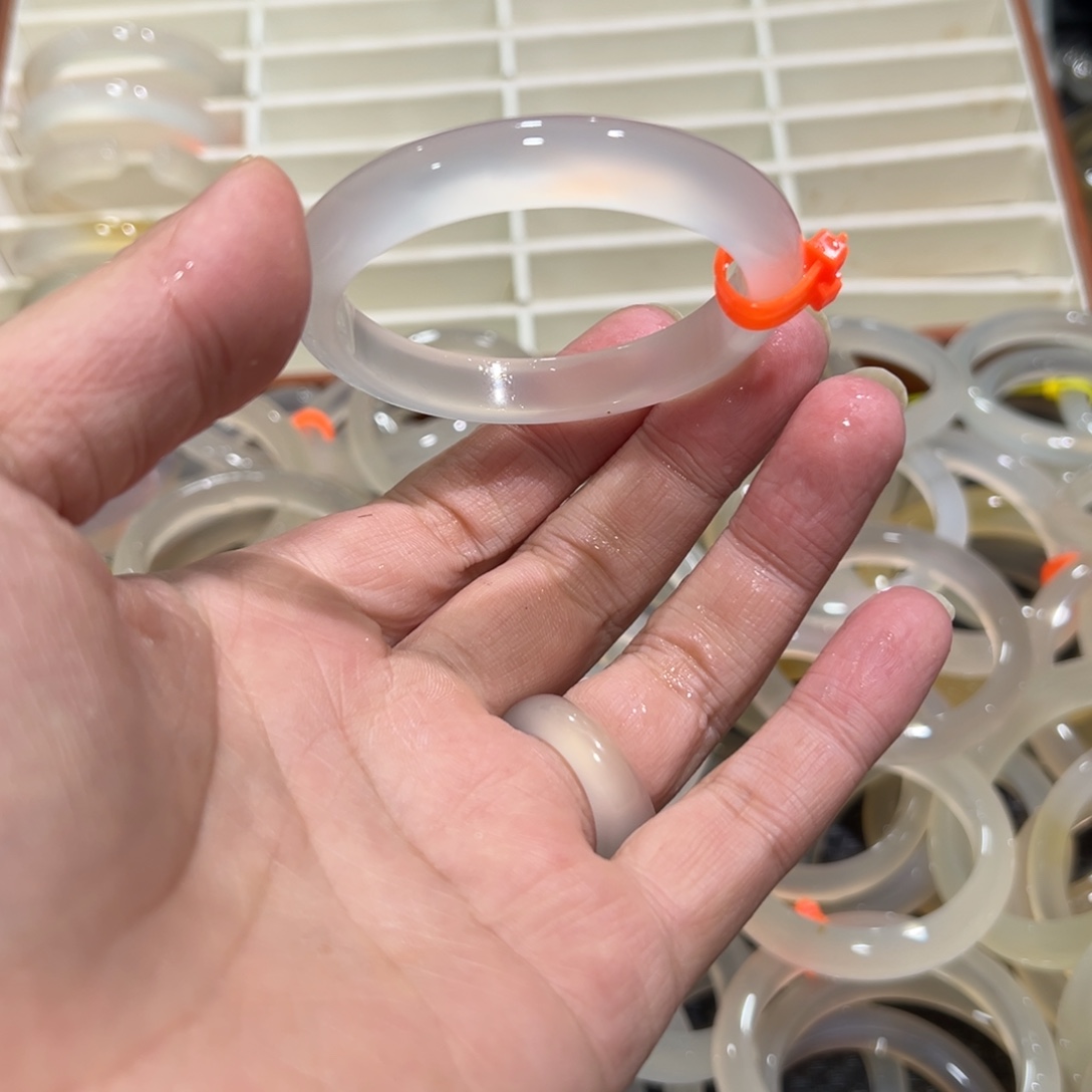 玛瑙/玉髓未镶嵌手镯52圈有包容17