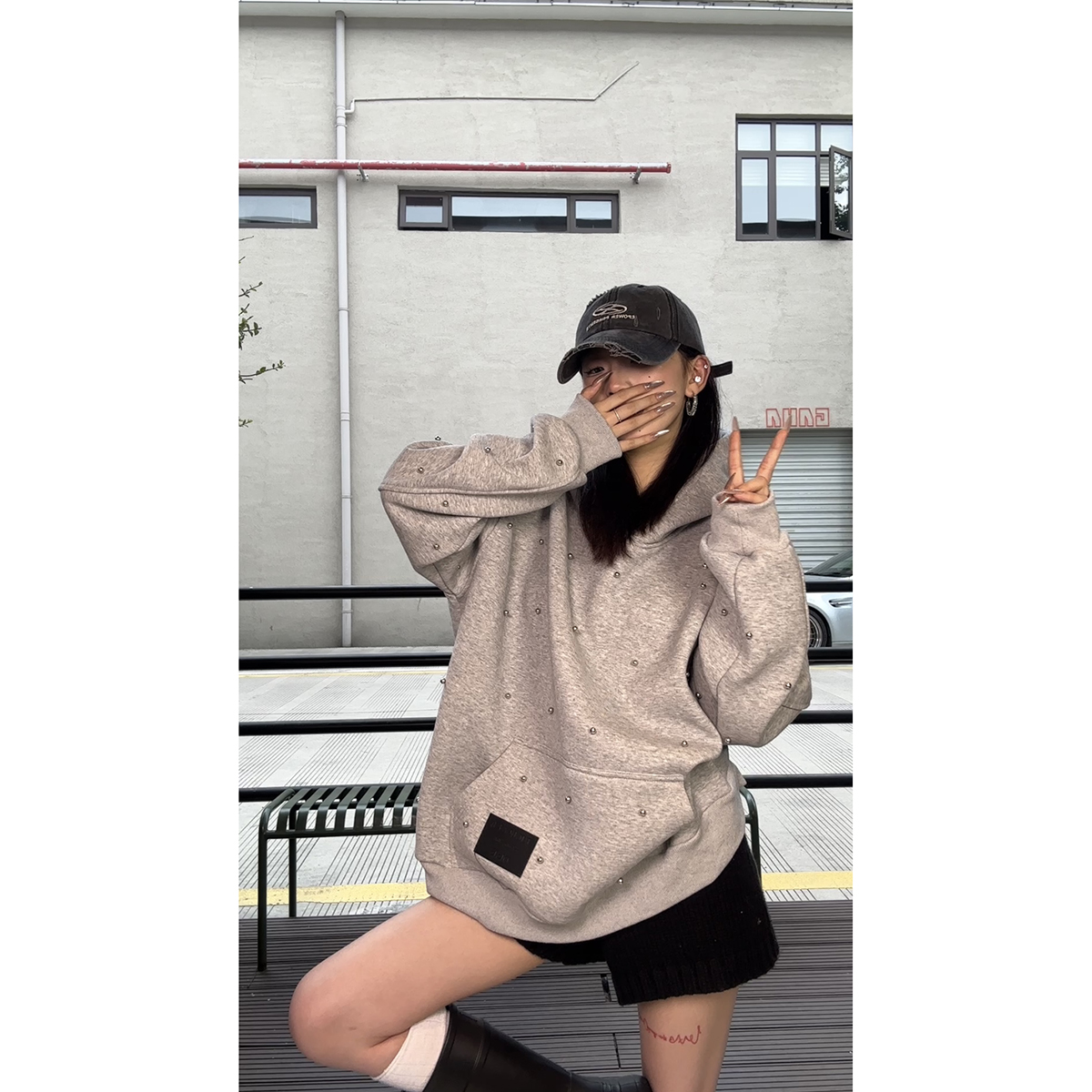 【LIUKY】冬季重磅小众情侣加厚松弛宽松慵懒钉珍珠加绒连帽卫衣女