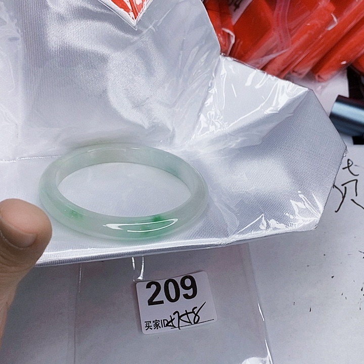 翡翠未镶嵌手镯一图一物实物为准（微瑕处理）