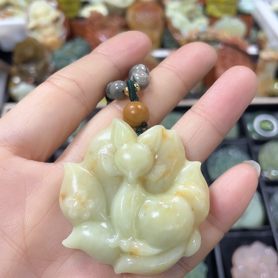 蛇纹石玉颈饰未镶嵌