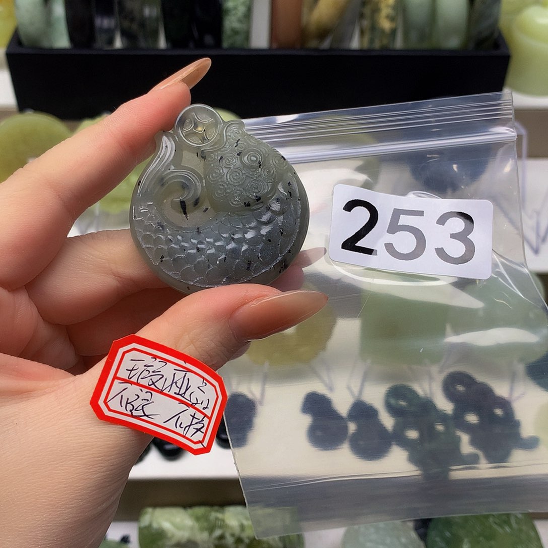 蛇纹石玉颈饰未镶嵌