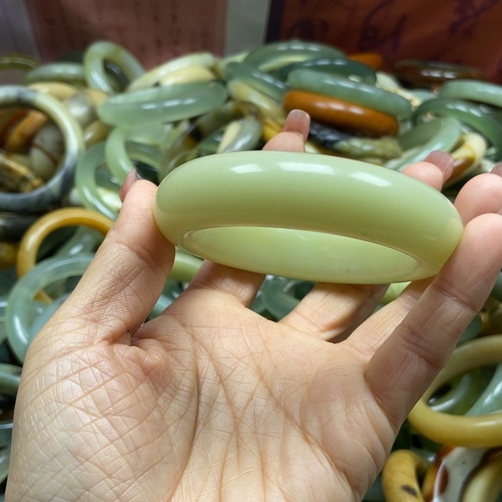 日****蛇纹石玉未镶嵌手镯