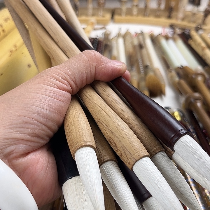 嘉***禾原木杆老羊毫12支出锋4.5左右。蒜头1支出锋4.8左右