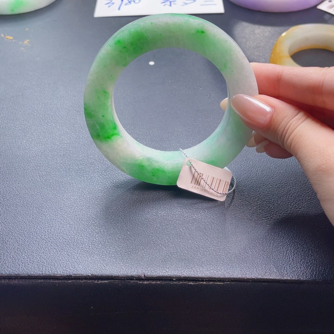 未镶嵌飘绿定制翡翠
