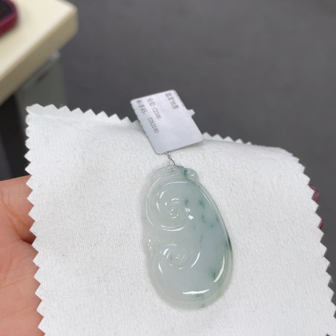 翡翠颈饰未镶嵌如意