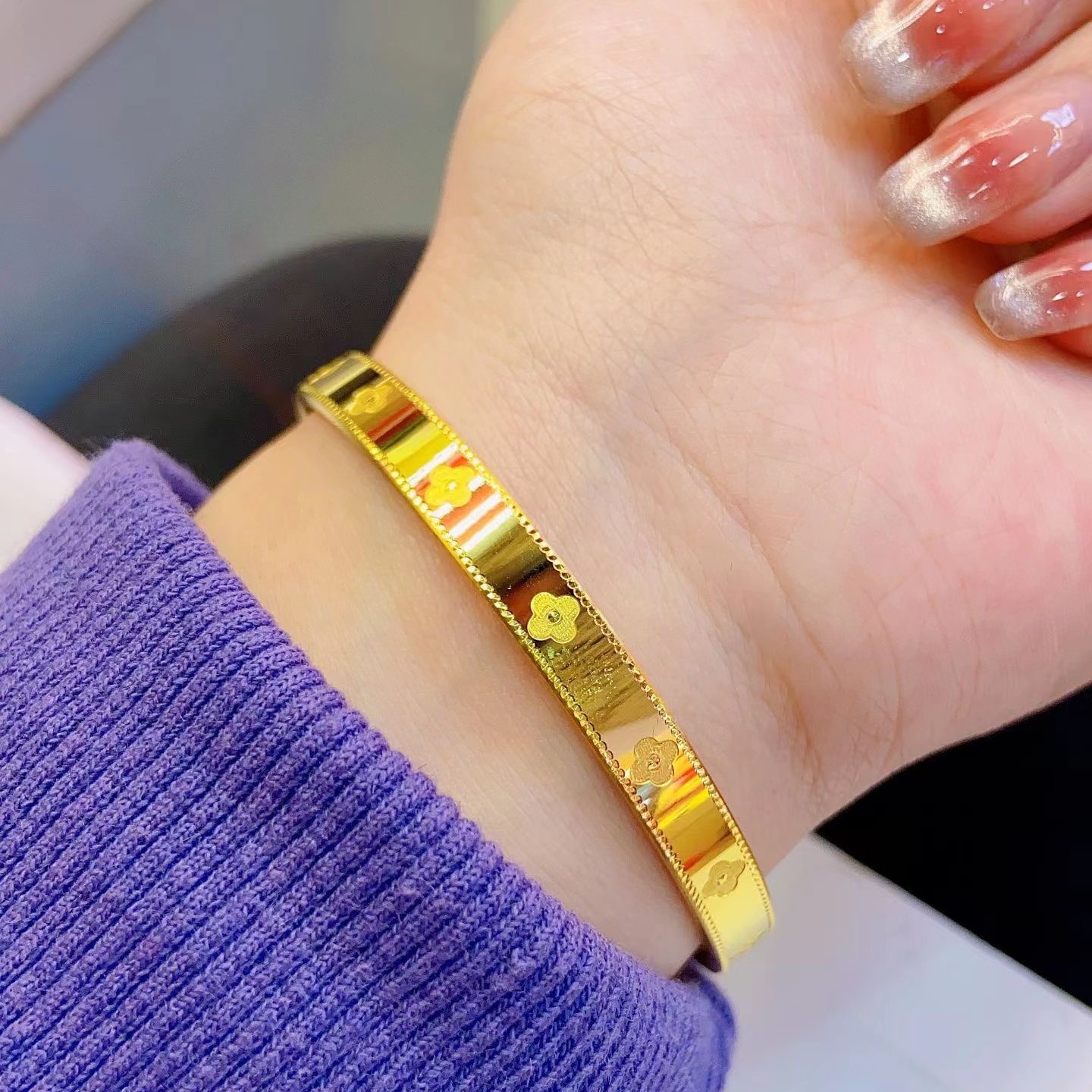 合金手镯 闭口四叶草手镯亮面时尚轻奢女款实心镯子手饰首饰品999