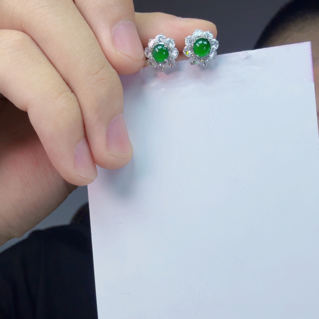 翡翠未镶嵌颈饰一对