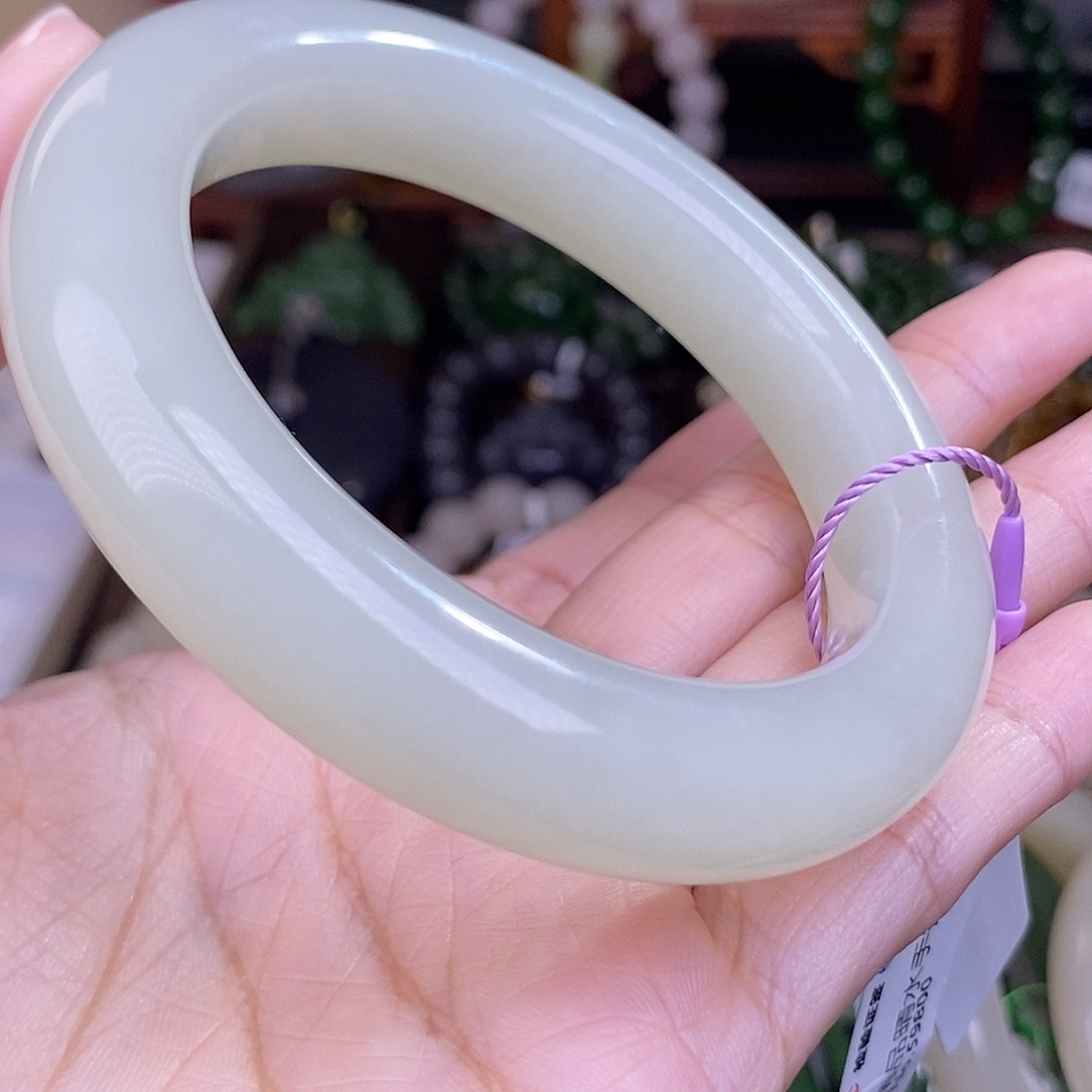 和田玉56 冰底野牛沟晴水雪梨色手镯清货价未镶嵌