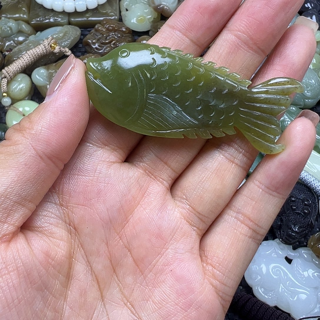 和田玉未镶嵌颈饰微瑕漏，不退不换，卡60