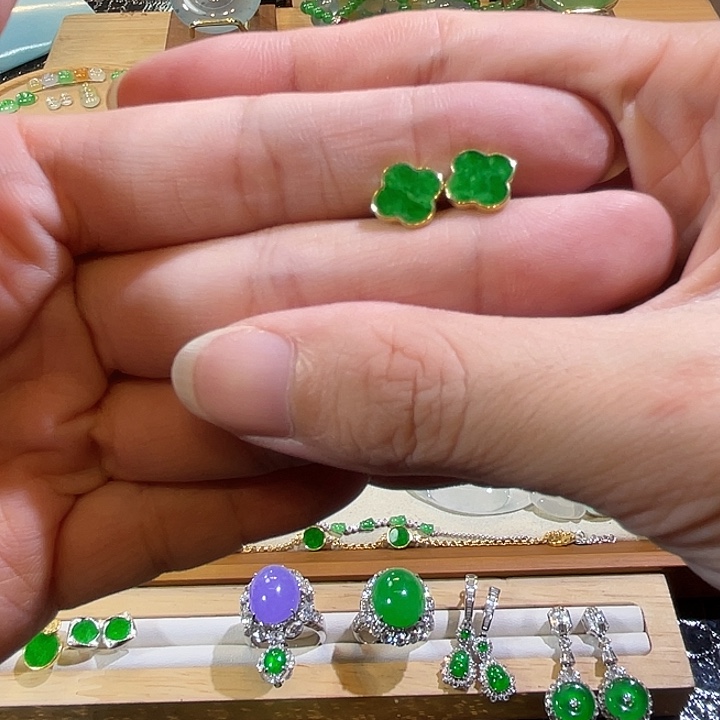 颈饰18K金镶嵌翡翠