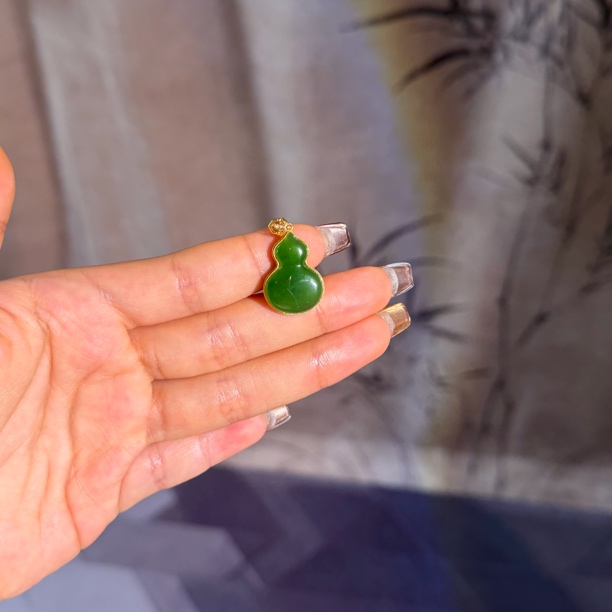 18k金镶嵌和田碧玉俄罗斯老坑料辣绿色碧玉葫芦双面款27*15*6