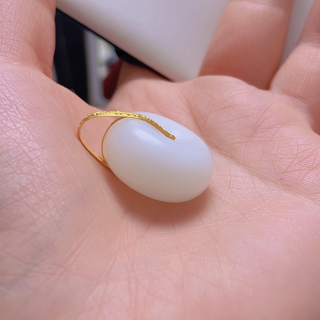 和田玉颈饰18K金镶嵌野**摄