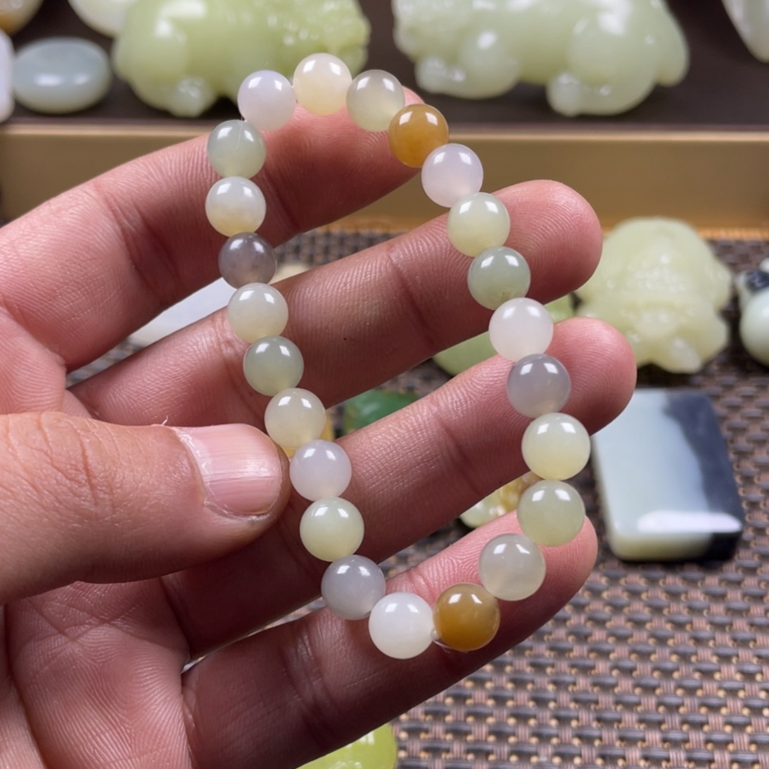 憨***厚和田玉未镶嵌颈饰