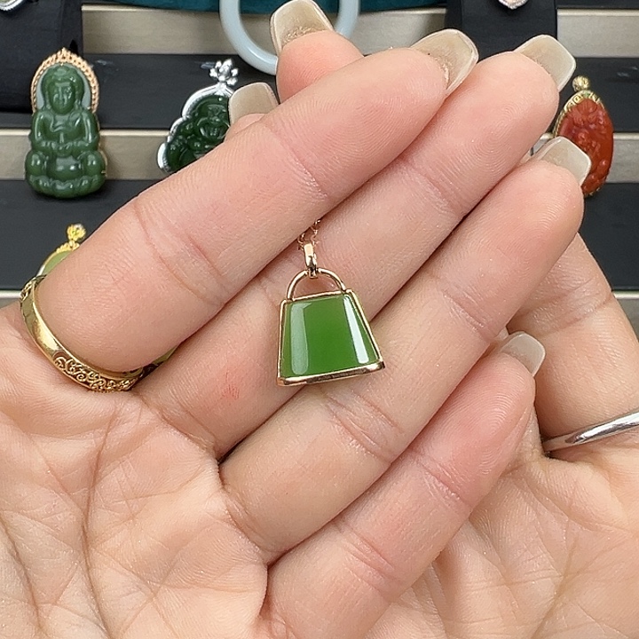 来***个和田玉18K金镶嵌颈饰