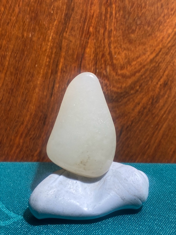 真皮无修，新疆和田玉，形状完整，肉质细腻，白度一级，7.8克