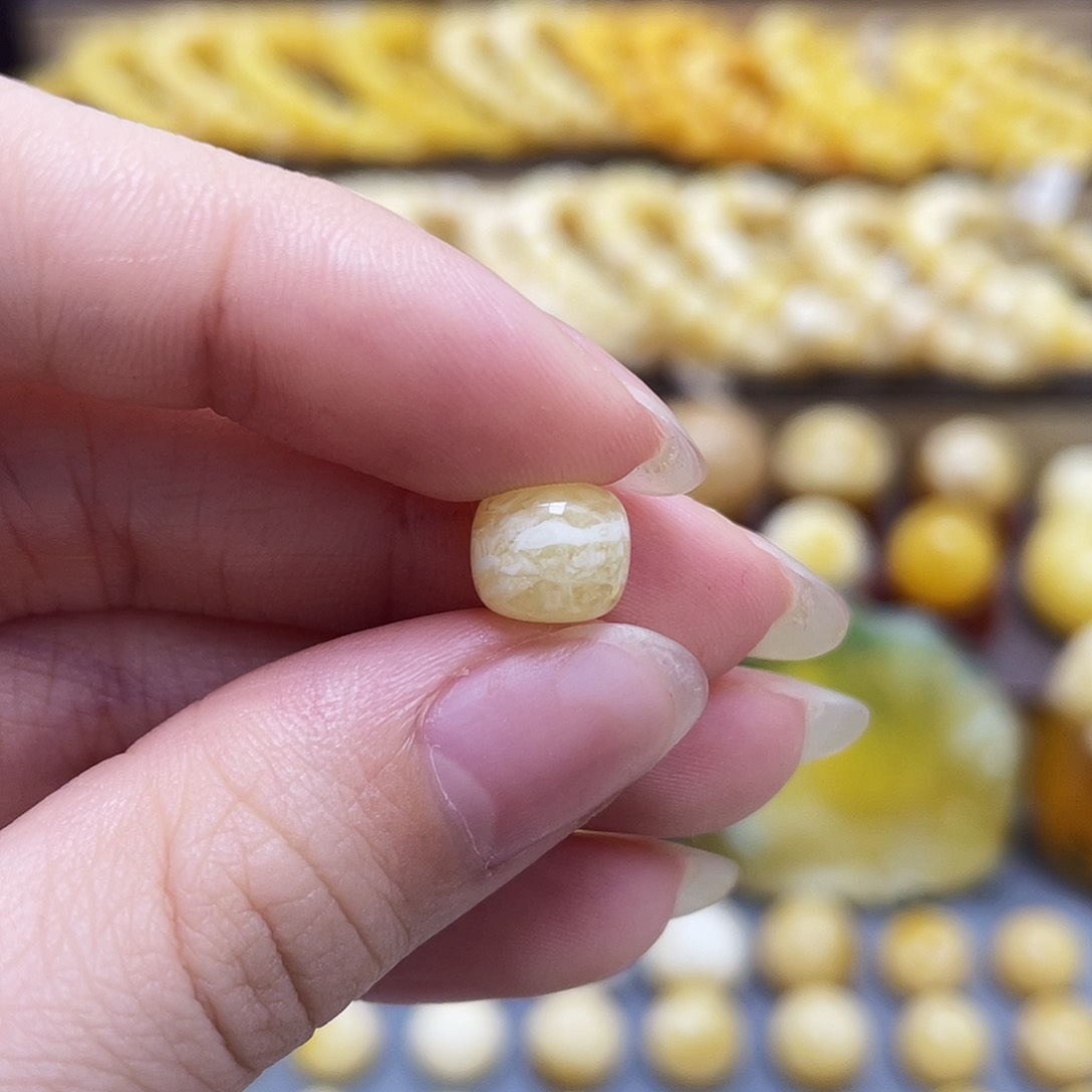 未镶嵌琥珀裸石蜜蜡老型8.3*7.5mm瑕疵