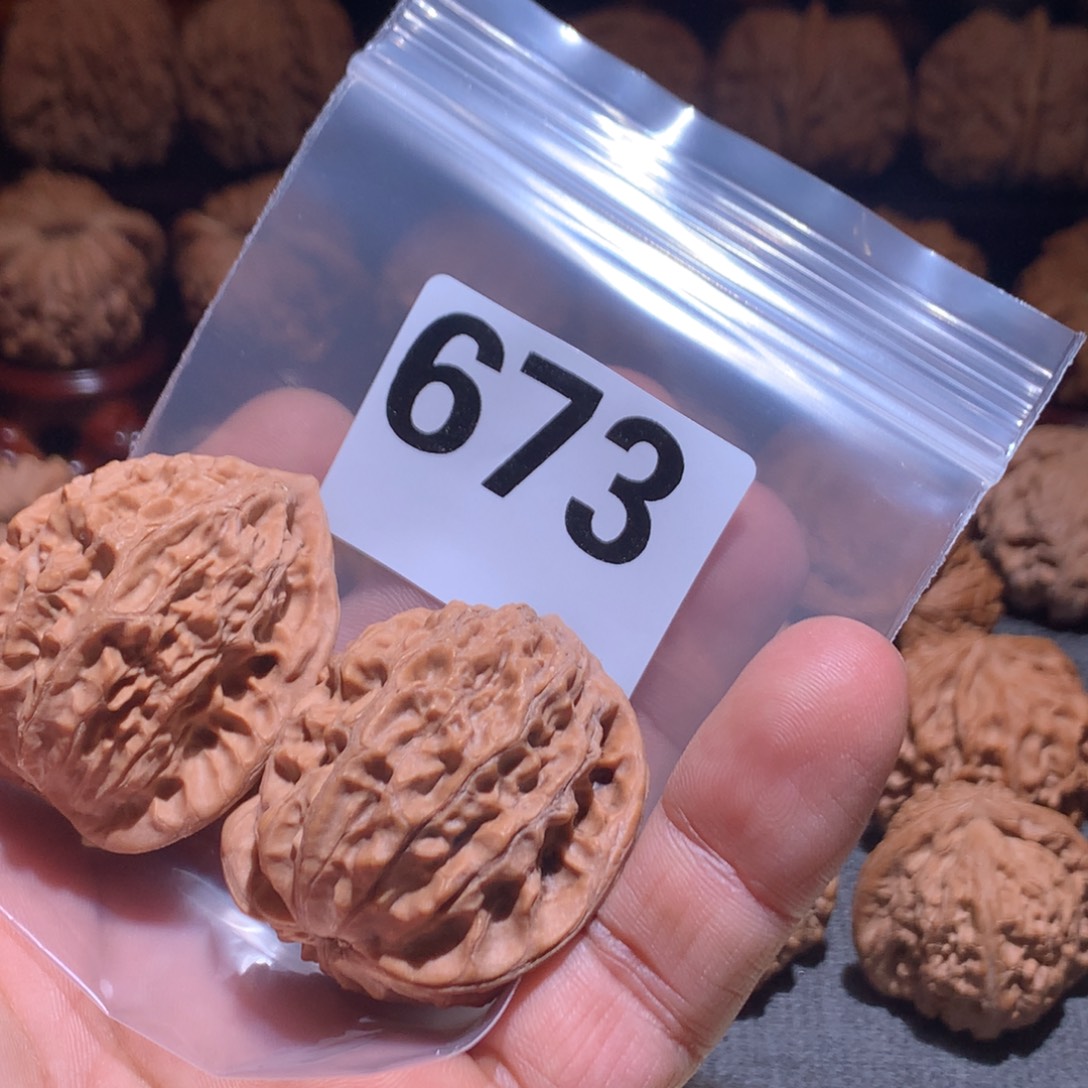 用***9桃核把件金牛673号