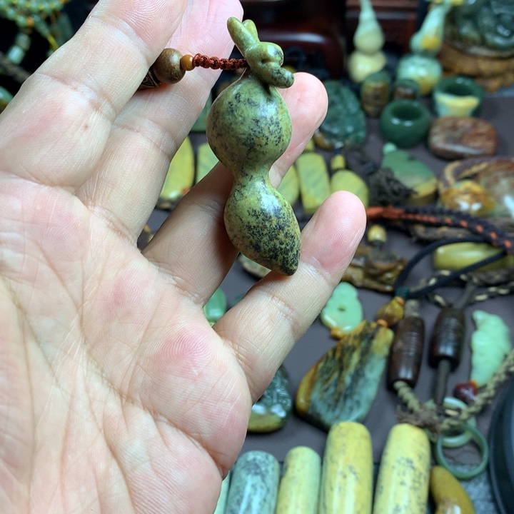 吊坠(赠链)未镶嵌岫岩河磨玉（透闪石质玉）