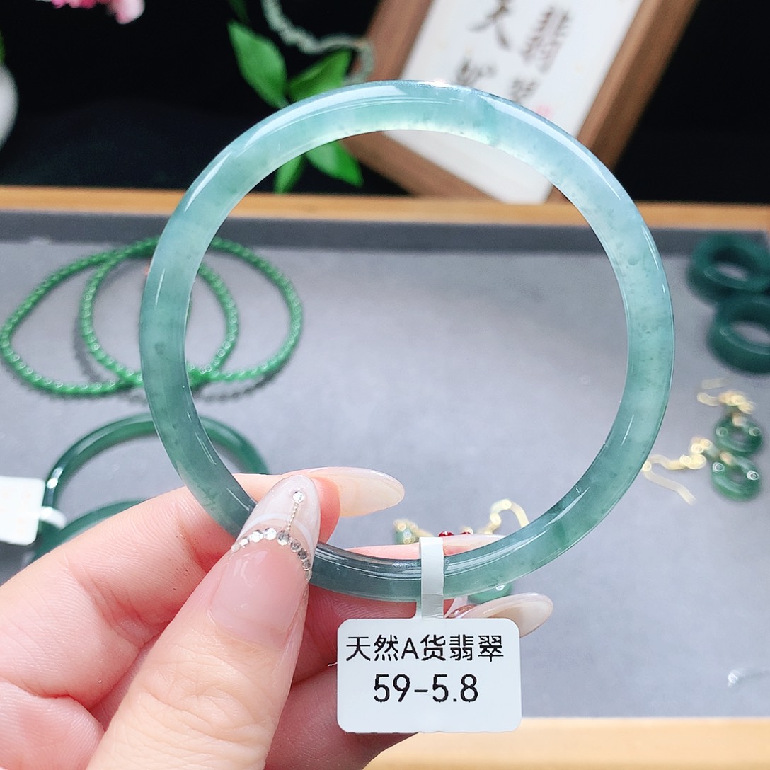 翡翠手镯（圆镯）未镶嵌