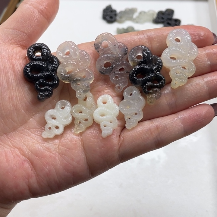 蛇纹石玉未镶嵌颈饰