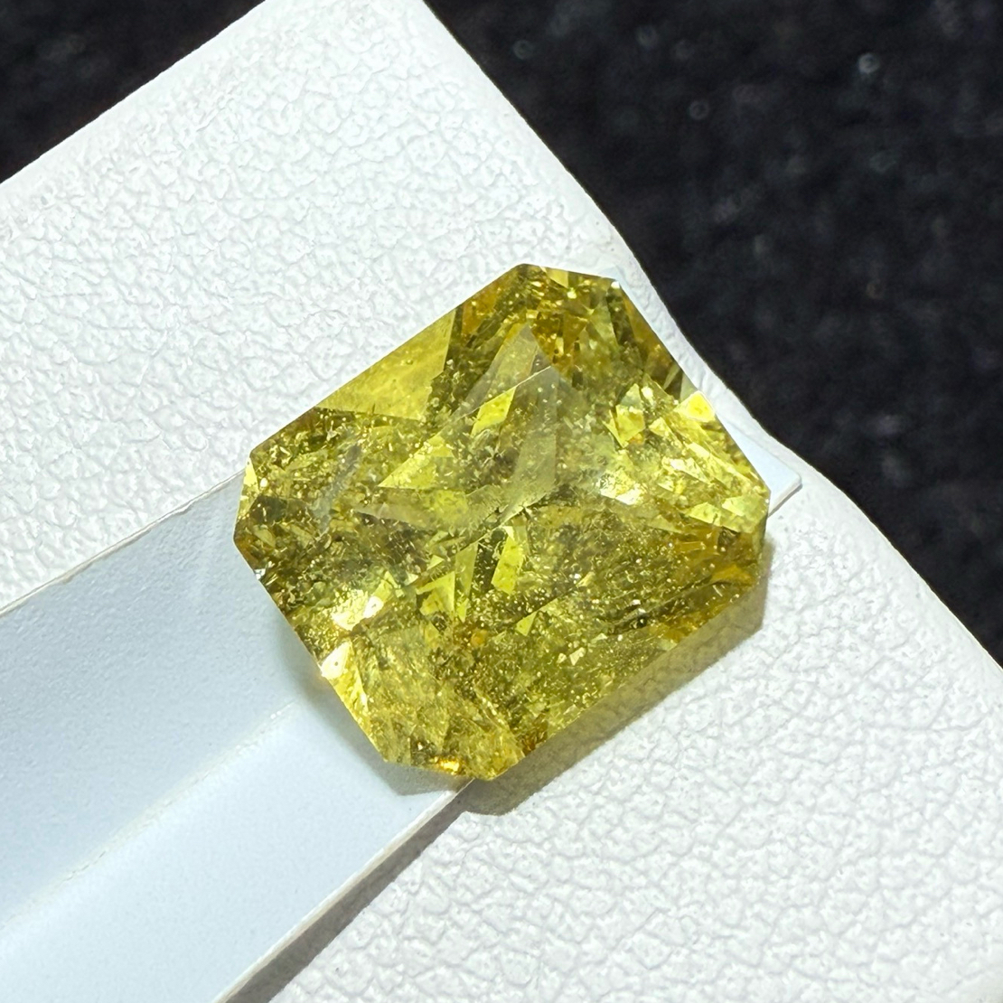 天然极美金绿宝裸石，重量: 5.545ct  规格: 10.6*9.1*6.6毫米