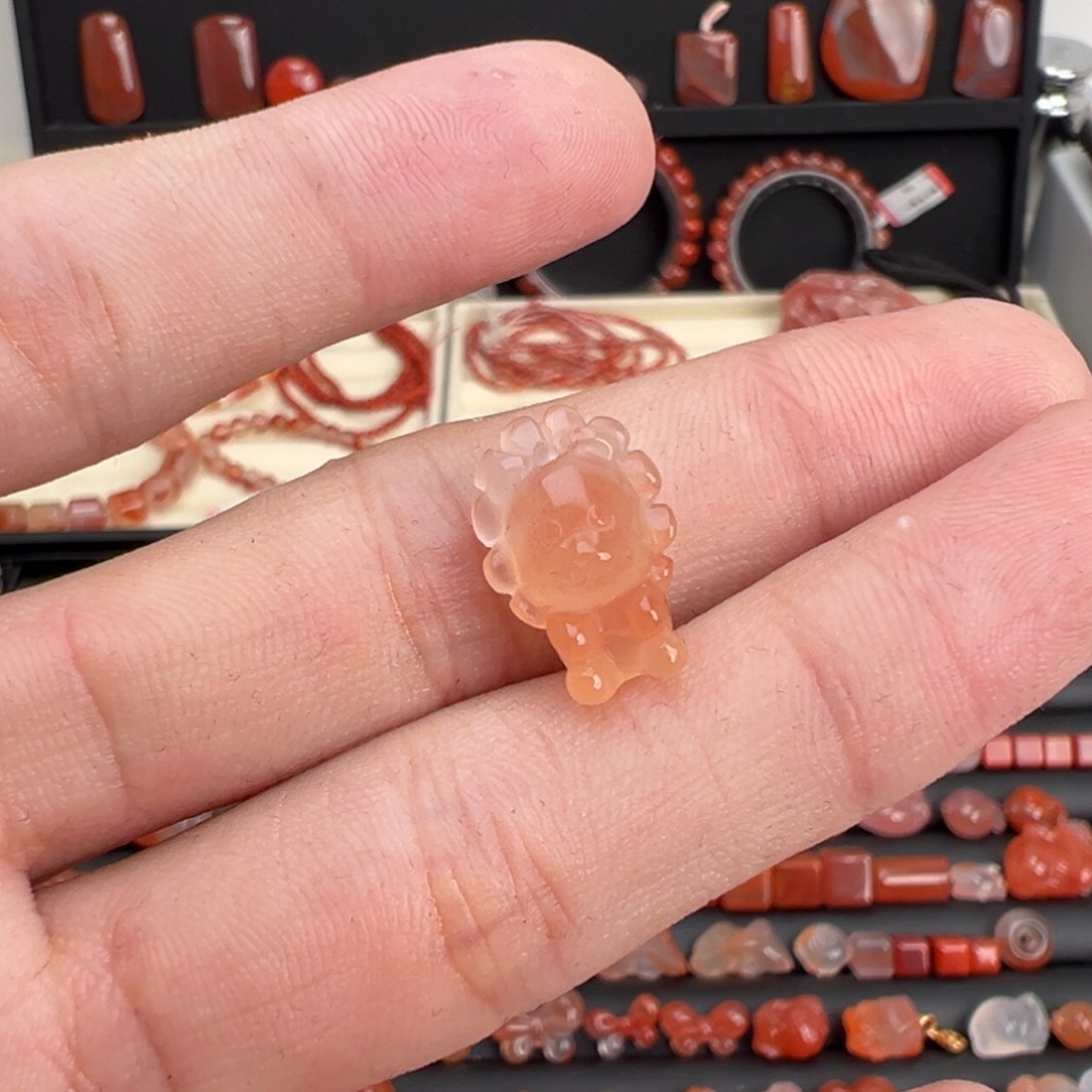 南红玛瑙未镶嵌颈饰小狮子