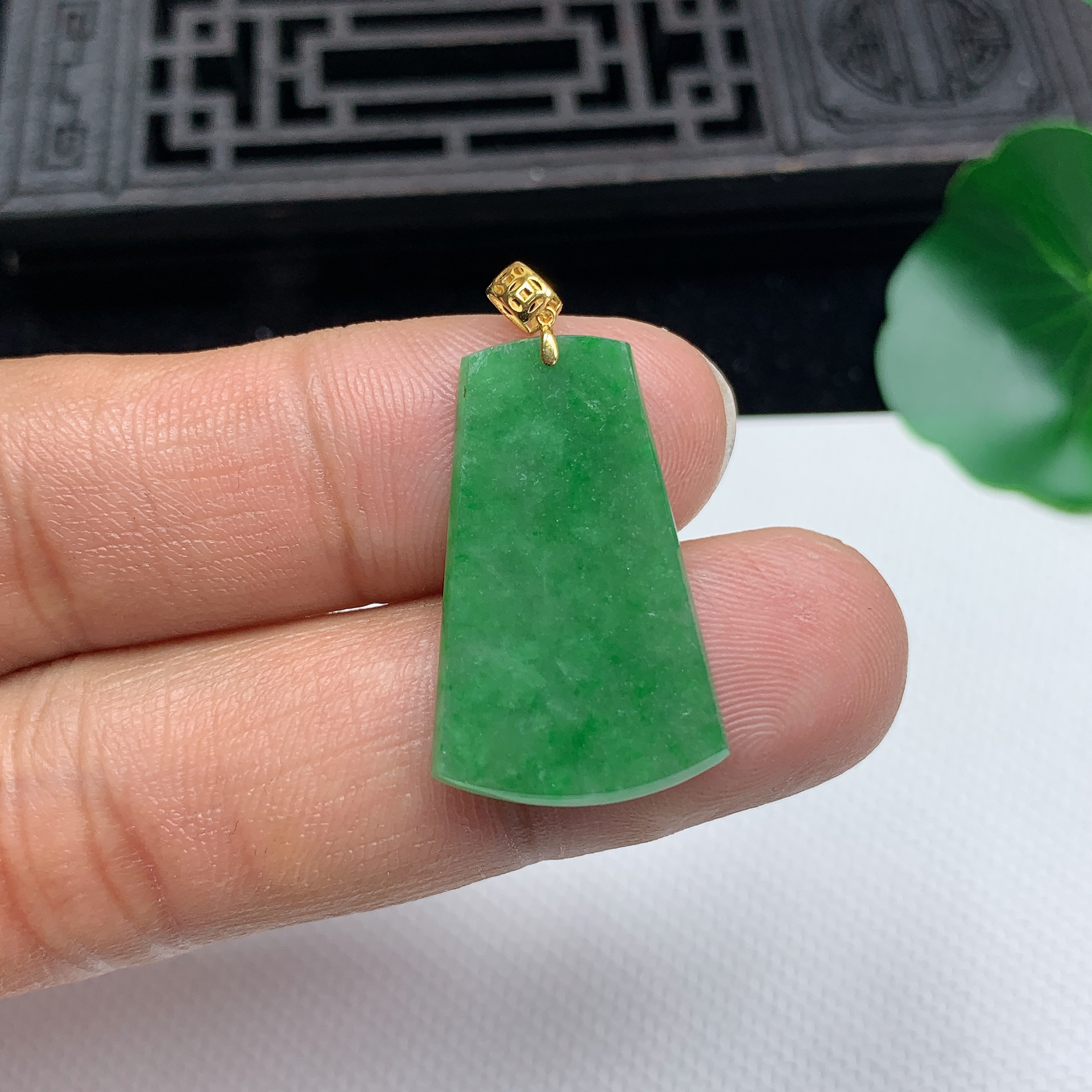缅甸天然翡翠A货18K金扣精美飘绿素面牌吊坠尺寸27.7*17.1*1.6mm