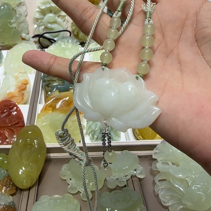 蛇纹石玉吊坠未镶嵌