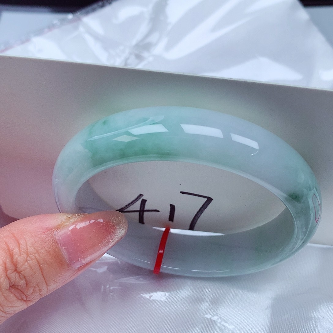 翡翠手镯未镶嵌翡翠