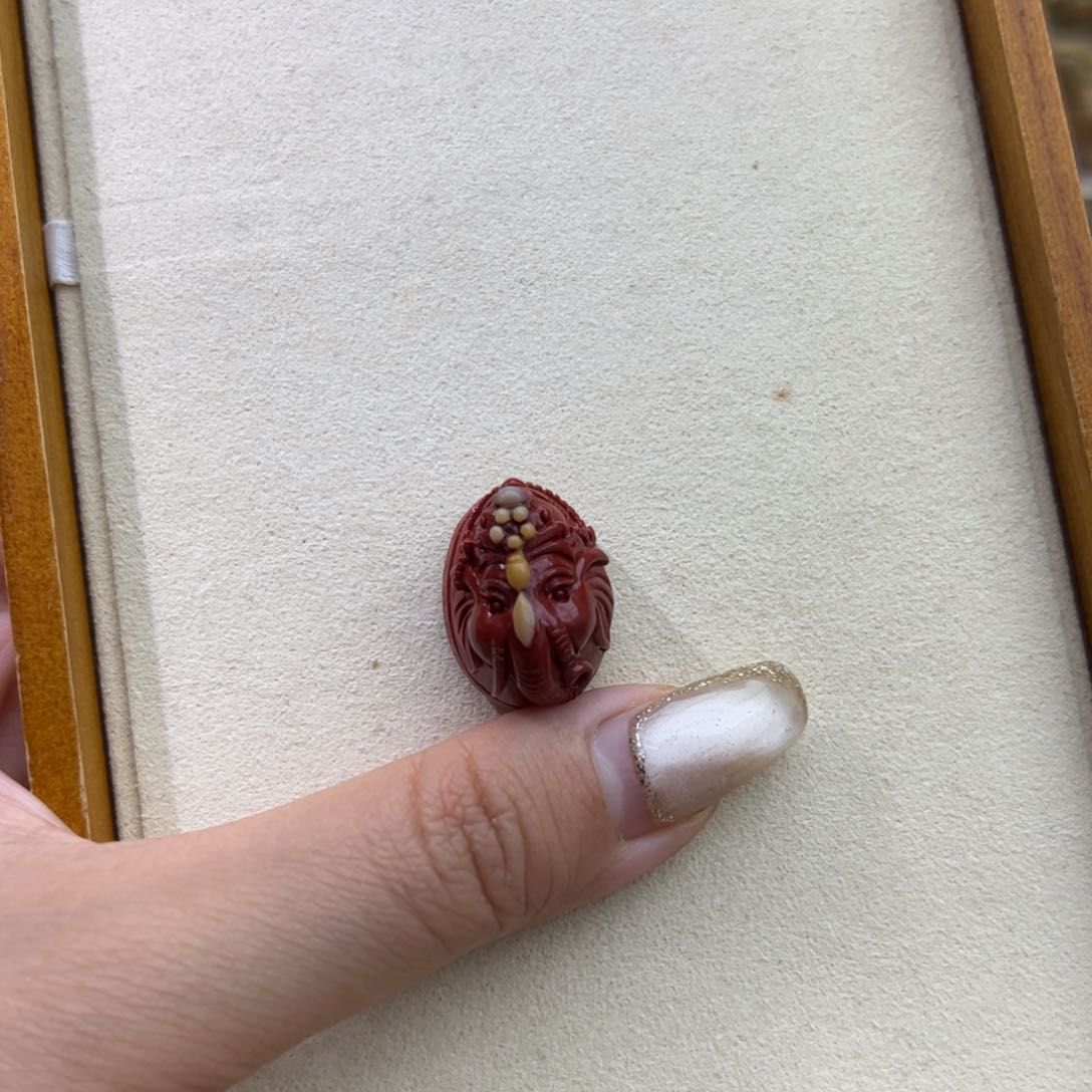 石英质玉颈饰未镶嵌念****?