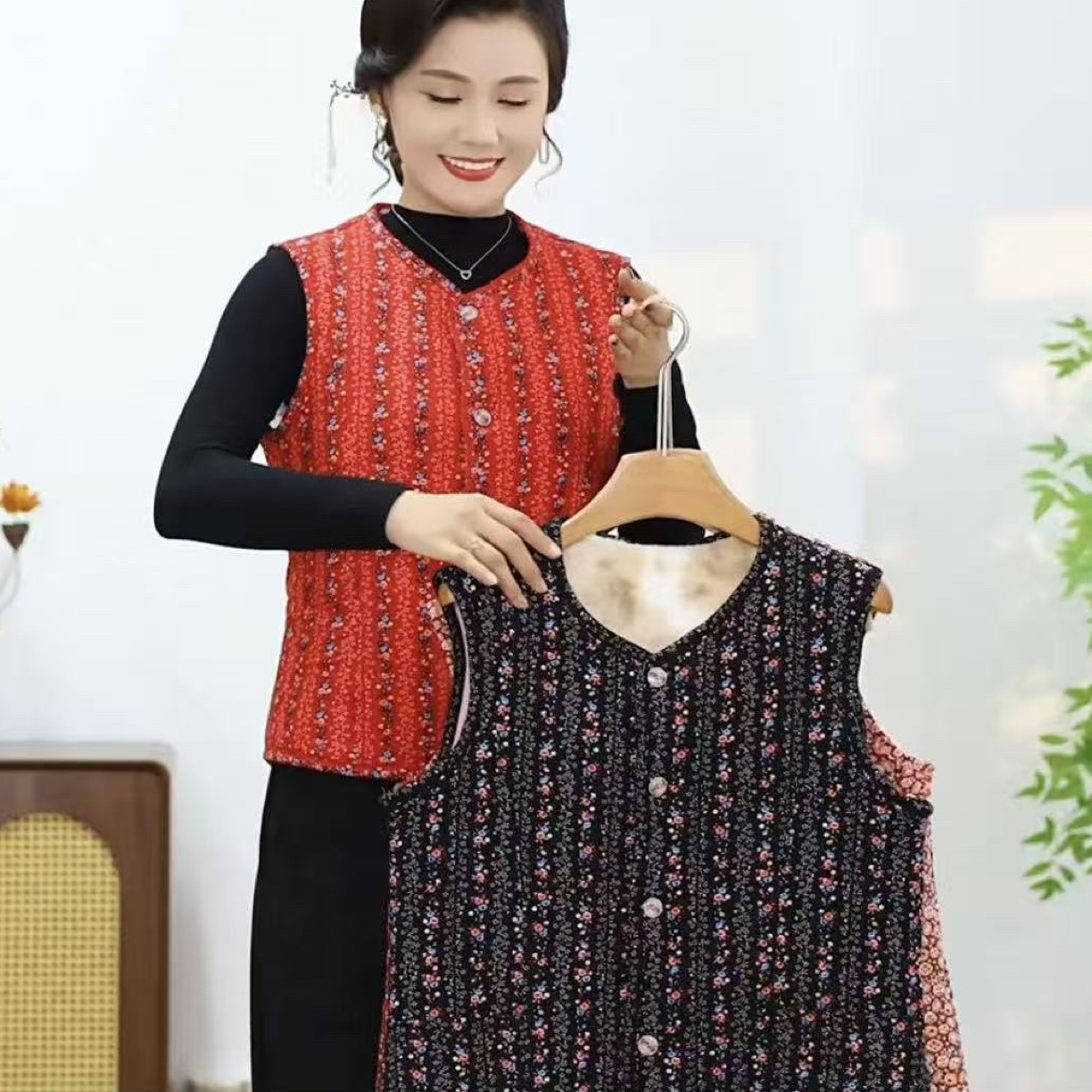 中老年妈妈装马甲秋冬季加绒加厚保暖奶奶装背心老人内胆开衫